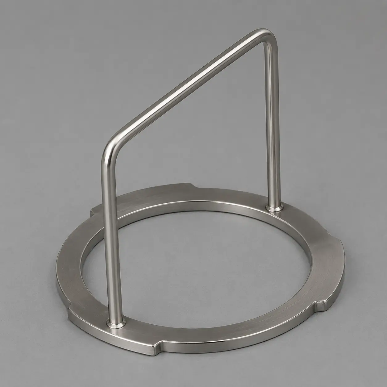 Machined flange lug and milled notch for quick release basket handle